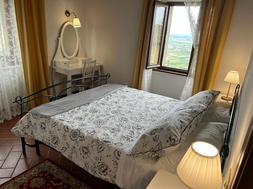 La Casa Di Laura Apartment กอร์โตนา ภายนอก รูปภาพ